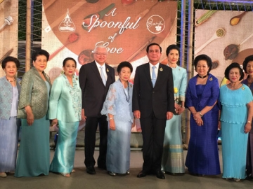 นายกรัฐมนตรี พล.อ.ประยุทธ์-รศ.นภาพร จันทร์โอชา พร้อมด้วย พล.อ.ประวิตร วงษ์สุวรรณ รองนายกรัฐมนตรี, รองนายกรัฐมนตรี
พล.อ.ดร.ธนะศักดิ์-เพ็ญลักษณ์ ปฏิมาประกร, กอบกาญจน์ วัฒนวรางกูร รมว.ท่องเที่ยวฯ, รมว.พาณิชย์ อภิรดี-สุรพล
ตันตราภรณ์, รมว.กระทรวงศึกษาธิการ พล.อ.ดาว์พงษ์-พลโทหญิงสุพัตร รัตนสุวรรณ, พล.อ.สุรศักดิ์ กาญจนรัตน์ รมว.ทรัพยากรธรรมชาติ
และสิ่งแวดล้อม, รมว.มหาดไทย พล.อ.อนุพงษ์-กุลยา เผ่าจินดา, รมว.สาธารณสุข ศ.คลินิก เกียรติคุณ นพ.ปิยะสกล-พญ.สมสิริ สกลสัตยาทร และดร.อรรชกา สีบุญเรือง รมว.อุตสาหกรรม ร่วมถ่ายภาพบนเวที