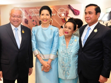ดร.จิรายุ-ท่านผู้หญิงอรนุช อิศรางกูรฯ กับ นายกรัฐมนตรี พล.อ.ประยุทธ์-รศ.นภาพร จันทร์โอชา