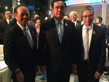 อาสา สารสิน อดีตราชเลขาธิการ และ วุฒา ภิรมย์ภักดี ประกบ นายกรัฐมนตรี พล.อ.ประยุทธ์ จันทร์โอชา
