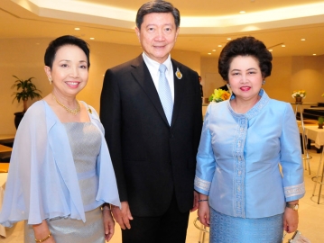 พญ.สมสิริ-ศ.คลินิก เกียรติคุณ นพ.ปิยะสกล
สกลสัตยาทร รมว.กระทรวงสาธารณสุข
และดร.อรรชกา สีบุญเรือง รมว.อุตสาหกรรม