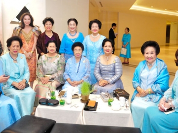 ท่านผู้หญิงสุภรภ์เพ็ญ หลวงเทพนิมิต และ ท่านผู้หญิงพรรณวดี จุฑารัตนกุล ต้อนรับ คุณหญิงทิพยวดี
ปราโมชฯ, ท่านผู้หญิงปรียา เกษมสันต์ฯ, ท่านผู้หญิงกุณฑี ไกรฤกษ์, คุณหญิงนงนุช อูนากูล, ท่านผู้หญิงอารียา
มาลากุลฯ, อัจฉรา อัมพุช, ลักขณา นะวิโรจน์, ผาณิต พูนศิริวงศ์ และ คุณหญิงชโลบล จารุรัตน์