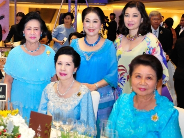 ท่านผู้หญิงเหมือนจิต ภิรมย์ภักดี, ท่านผู้หญิงภรณี
ล่ำซำ, ท่านผู้หญิงสุจิตคุณ สารสิน, ผาณิต พูนศิริวงศ์
และ ชฎาทิพ จูตระกูล