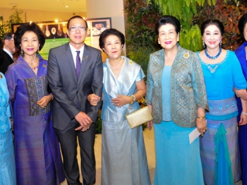 ผาณิต พูนศิริวงศ์ กับ อ.เฉลิมชัย ยอดมาลัย ท่ามกลางแฟนๆ แนวหน้า ท่านผู้หญิงจรุงจิตต์ ทีขะระ, ท่านผู้หญิงรวิจิตร์ สุวรรณบุบผา, ท่านผู้หญิงภรณี มหานนท์, คุณหญิงผะอบทิพย ศาตะมาน,
คุณหญิงชโลบล จารุรัตน์