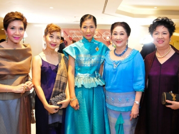 เพชรพริ้ง สารสิน, ม.ร.ว.อุษณิษา สุขสวัสดิ์, กอบกาญจน์ วัฒนวรางกูร
รมว.การท่องเที่ยวและกีฬา, ผาณิต พูนศิริวงศ์ และลักขณา นะวิโรจน์