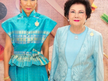 กอบกาญจน์ วัฒนวรางกูร รมว.
การท่องเที่ยวและกีฬา กับ คุณหญิงปราณี เอื้อชูเกียรติ