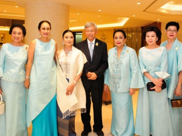 พล.อ.แป้ง-คุณหญิงศิริรัตน์ มาลากุลฯ, คุณหญิงอุษา เทวกุลฯ, ดร.นฎาประไพ สุจริตกุล-
ยศ เอื้อชูเกียรติ, ท่านผู้หญิงอรนุช อิศรางกูรฯ, คุณหญิงวิจิตราภรณ์ หุตะเจริญ, คุณหญิงกาญจนา เวชศิลป์ และ ม.ล.ตรีทศยุทธ เทวกุล