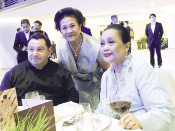ท่านผู้หญิงรวิจิตร์ สุวรรณบุบผา และ ท่านผู้หญิงอรนุช อิศรางกูรฯ ประกบ
เชฟแอร์เว่ เฟอร์ราด
