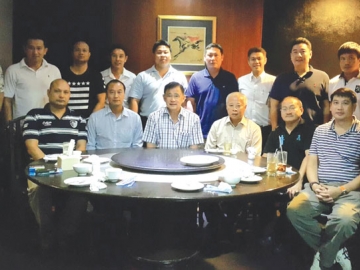 เลี้ยงอำลา : คณะกรรมการที่ปรึกษารักบี้ฟุตบอลวชิราวุธวิทยาลัย เลี้ยงอำลาตำแหน่งให้ ดร.สาโรจน์ ลีสวรรค์ ผู้บังคับการโรงเรียนวชิราวุธฯ อย่างชื่นมื่นฉันพี่น้อง 
โดยมี นครา นาครทรรพ, ประวิทย์ มนต์เสรีนุสรณ์, ดร.สาโรจน์ ลีสวรรค์, อดิศักดิ์ เหมอยู่, ดำรงศักดิ์ ศรีสุรินทร์, รวินท์ ถิระวัฒน์, ณัฐพล เหมอยู่, พ.ต.ท.เขมรินทร์ 
พิศมัย, พ.ต.ท.เศรษฐพันธ์ ศรีสาคร, กมล นันทิยาภูษิต, รัฐพล ศรีวชิโรทัย, บอม ปิ่นธานี, วิโรจน์ งามประเสริฐ, ผรณเดช พูนศิริวงศ์, พรพรหม พุทธพรพงศ์ และ รัฐธรรมนูญ อินทะมุสิก มาร่วม