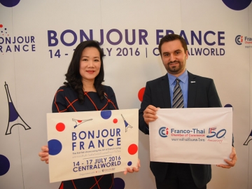 เตรียมช็อป : อเล็กซอง ดูปอง ประธานหอการค้าฝรั่งเศส-ไทย 
จัดงาน “บงชูร์ ฟรองซ์” มหกรรมสินค้าแฟชั่นและไลฟ์สไตล์ฝรั่งเศสครั้งแรกของไทย เพื่อฉลองครบรอบ 50 ปี หอการค้าฝรั่งเศส-ไทย เมื่อซื้อสินค้าครบ 2,000 บาท รับสิทธิ์จับรางวัล Lucky Draw เพื่อลุ้นรางวัลตั๋วเครื่องบินไป-กลับ กรุงเทพฯ-ปารีส จากสายการบินแอร์ฟรานซ์ ระหว่างวันที่ 14-17 
กรกฎาคมนี้ ณ ลานอีเดน ชั้น 1 และชั้น 2, ลานเอเทรี่ยม และลานเซ็นทรัลคอร์ท ศูนย์การค้าเซ็นทรัลเวิลด์