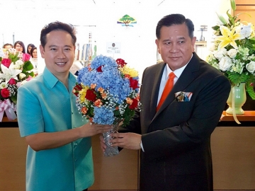 ร่วมยินดี : พลเอกธนะศักดิ์ ปฏิมาประกร รองนายกรัฐมนตรี มอบดอกไม้แสดงความยินดี เนื่องในโอกาสเป็นประธานงานทำบุญครบรอบ 13 ปี แห่งการสถาปนาองค์การบริหารการพัฒนาพื้นที่พิเศษเพื่อการท่องเที่ยวอย่างยั่งยืน (อพท.) 
แก่ ดร.นาฬิกอติภัค แสงสนิท ผู้อำนวยการ อพท. 
ณ สำนักงาน อพท. ถนนพระรามที่ 6