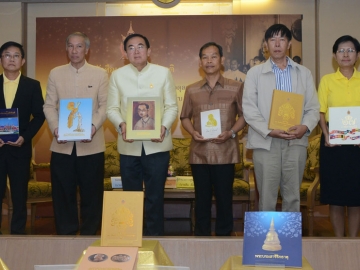 9 มิถุนายน 2559 : วีระ โรจน์พจนรัตน์ รมว.วัฒนธรรม แถลงข่าวจัดพิมพ์หนังสือเฉลิมพระเกียรติพระบาทสมเด็จพระเจ้าอยู่หัว เนื่องในโอกาสเสด็จเถลิงถวัลยราชสมบัติครบ 70 ปี โดยมี สหภูมิ ภูมิธฤติรัฐ รองอธิบดีกรมศิลปากร และ สิน สื่อสวน ผอ.ศูนย์คุณธรรม ร่วมงาน ณ พิพิธภัณฑสถานแห่งชาติ