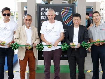 วันสิ่งแวดล้อมโลก : สุรพงษ์ เลาหะอัญญา กก.ผอ.ใหญ่รถไฟฟ้าบีทีเอส ร่วมกับ ไกรศักดิ์ ชุณหะวัณ ประธานมูลนิธิฟรีแลนด์ และโครงการสิ่งแวดล้อมแห่งสหประชาชาติภาคพื้นเอเชียและแปซิฟิก (UNEP) เปิดงาน “Wild for Life” เพื่อต่อต้านการลักลอบค้าพืชพรรณและสัตว์ป่า ที่สถานีรถไฟฟ้า BTS สนามกีฬาแห่งชาติ