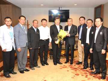 แสดงความยินดี : ดร.สมศักดิ์ ลีสวัสดิ์ตระกูล แสดงความยินดี ศาสตราจารย์คลินิกเกียรติคุณ นพ.ปิยะสกล สกลสัตยาทร ในโอกาสได้รับรางวัล World No Tobacco Day Award 2016 ขององค์การอนามัยโลก (WHO) โดยมี ศาสตจราจารย์คลินิก นพ.อุดม คชินทร, ศาสตราจารย์คลินิกพิเศษ นพ.เสรี ตู้จินดา, รศ.ดร.กัมปนาท ภักดีกุล, รศ.ดร.กิติกร จามรดุสิต ร่วมยินดีด้วยณ ร้าน อายัท อบาโลน โรงแรมอโนมา แกรนด์ ราชดำริ