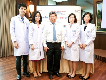 มะเร็งระบบโลหิต : ศ.นพ.สุรพล อิสรไกรศีล ผู้อำนวยการศูนย์โลหิตวิทยา รพ.วัฒโนสถ ร่วมกับ พญ.นุชนันต์ อารีธรรมศิริกุล แพทย์ด้านโลหิตวิทยา พร้อมด้วยทีมแพทย์ให้รายละเอียดกับสื่อมวลชนถึงอุบัติการณ์และสถานการณ์ปัจจุบัน ของโรงมะเร็งระบบโลหิตและเทคนิคการปลูกถ่ายไขกระดูกตลอดจนแนวทาง “การรักษาโรคมะเร็งไขกระดูก” มัยอีโลมา (Multiple Myeloma) ที่พบในผู้ป่วยสูงอายุที่มีอายุอยู่ในช่วย 60-75 ปี ที่โรงพยาบาลกรุงเทพ