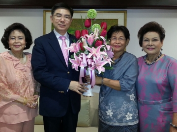 แสดงความยินดี : ศ.ดร.บัณฑิต เอื้ออาภรณ์ รับมอบแจกันดอกไม้จาก อ.ศริยา บูรณะหิรัญ และกรรมการชมรมครูเก่าเตรียมอุดมศึกษา ในโอกาสรับพระบรมราชโองการโปรดเกล้าฯให้ดำรงตำแหน่งอธิการบดี จุฬาลงกรณ์มหาวิทยาลัย ณ อาคารจามจุรี 4 จุฬาลงกรณ์มหาวิทยาลัย