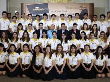 สิงห์ บิซ คอร์ส : สันติ ภิรมย์ภักดี กก.ผจญ. พร้อมด้วย ปิติ ภิรมย์ภักดี กก.ผจก. ธุรกิจซัพพลายเชนและกก.บริหาร บจ.บุญรอด บริวเวอรี่ เป็นประธานในพิธีเปิดโครงการ “สิงห์ บิซ คอร์ส” ซึ่งจัดขึ้นอย่างต่อเนื่องเป็นปีที่ 8 โครงการฝึกงานรูปแบบพิเศษสำหรับนักศึกษาชั้นปีที่ 3 และ ปีที่ 4 ไม่จำกัดคณะและสาขาวิชา โดยมี พารณ อิศรเสนา ณ อยุธยา ประธานที่ปรึกษาโครงการกิตติมศักดิ์ และ ดร.ธีรพันธ์ โล่ห์ทองคำ วิทยากรชื่อดัง เข้าร่วมงาน ที่หอประชุมใหญ่ บจ.บุญรอด บริวเวอรี่