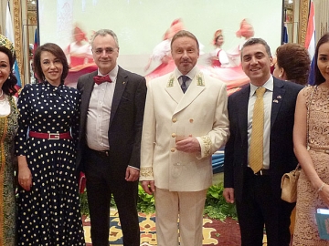 ฉลองวันชาติรัสเซีย : H.E.Dr. Kirill Barsky เอกอัครราชทูตรัสเซียประจำราชอาณาจักรไทย จัดงานเลี้ยงเฉลิมฉลองวันชาติรัสเซีย ท่ามกลางทูตานุทูตและแขกผู้มีเกียรติต่างๆ มากมาย ณ โรงแรม Mandarin Oriental, Bangkok