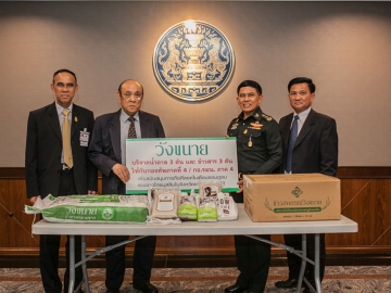 ประชารัฐร่วมใจ : อารีย์ ชุ้นฟุ้ง ประธานกรรมการ กลุ่มวังขนาย มอบน้ำตาลทรายและข้าวสาร จำนวนอย่างละ 3 ตัน ให้กับ พลโทวิวรรธน์ ปฐมภาคย์ ผอ.รมน.และแม่ทัพภาคที่ 4 เพื่อนำไปสนับสนุนการถือศีลอดในช่วงเดือนรอมฎอนของชาวไทยมุสลิมในจังหวัดชายแดนภาคใต้ ณ ทำเนียบรัฐบาล