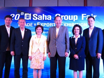 แถลงข่าว : บุณยสิทธิ์ โชควัฒนา ประธานเครือสหพัฒน์ จัดงานแถลงข่าว “Saha Group Fair ครั้งที่ 20” ภายใต้แนวคิด “An Honest Digital World” นำเสนอการซื้อ-ขาย สินค้าในเครือสหพัฒน์ด้วยนวัตกรรมที่ทันสมัยผ่านโลกดิจิทัล โดยมี ธีรดา อำพันวงษ์, บุญเกียรติ โชควัฒนา, เวทิต โชควัฒนา, จันทรา บูรณฤกษ์, ธรรมรัตน์ โชควัฒนา และ พิภพ โชควัฒนา ฯลฯ ร่วมแถลงข่าวในครั้งนี้ ณ ห้อง Meeting Room 2 ศูนย์การประชุมแห่งชาติสิริกิติ์