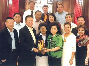 แสดงความยินดี : สนั่น อังอุบลกุล และเพื่อนๆ สวปอ.มส.4 เลี้ยงแสดงความยินดีกับ นุชนาถ วสุรัตน์ สำเร็จการศึกษาปรัชญาดุษฎีบัณฑิต สาขานโยบายสาธารณะและการจัดการ จากมหาวิทยาลัยเกษมบัณฑิต และ สายัณห์ จันทร์วิภาสวงศ์ ได้รับพระราชทานเครื่องราชอิสริยาภรณ์จตุตถดิเรกคุณาภรณ์ โดยมี ฉวีรัตน์ เกษตรสุนทร, กนก อภิรดี และเพื่อนๆ ร่วมงานอย่างชื่นมื่น ณ ราชกรีฑาสโมสร