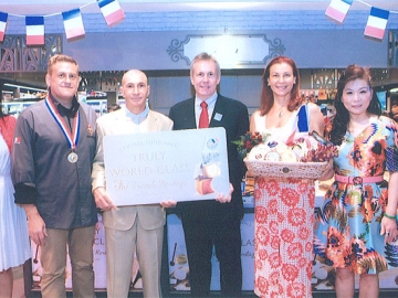 ของดีฝรั่งเศส : มาดามอิซาเบล การาชง ภริยาเอกอัครราชทูตฝรั่งเศสประจำประเทศไทย และ อลิสเตอร์ เทย์เลอร์ กรรมการผู้จัดการใหญ่ บริษัท เซ็นทรัล ฟู้ด รีเทล จำกัด เปิดงาน “Truly World Class-The French Heritage” รวมชีสที่ดีที่สุดส่งตรงจาก 15 แคว้นของประเทศฝรั่งเศส เพื่อเอาใจคนรักชีส โดยมี ภัทรา จิราธิวัฒน์, ภัทรพร เพ็ญประพัฒน์, เอล็กซ์ มีบอร์ด, เชฟโอลิวิเยร์ คาสเตลลา และ ทิพธิดา สุขุมมาร่วมงานด้วย ณ ชั้น G เซ็นทรัล ฟู้ด ฮอลล์ สาขา ชิดลม