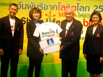 ให้โลหิต ให้ชีวิต : แผน วรรณเมธี เลขาธิการสภากาชาดไทย รับมอบเสื้อยืดจาก สุรัสวดี ซื่อวาจา กก.ผจก.บจ.ลุมพินี พร็อพเพอร์ตี้ เซอร์วิส แอนด์ แคร์ (LPC) เครือ แอล.พี.เอ็น.ดีเวลลอปเมนท์ กรุ๊ป ในงานแถลงข่าววันผู้บริจาคโลหิตโลก 2559 ภายใต้สโลแกน “Share Life, give blood-ให้โลหิต ให้ชีวิต”ณ ศูนย์บริการโลหิตแห่งชาติ สภากาชาดไทย โดย LPN ได้ให้การสนับสนุนสภากาชาดไทยอย่างต่อเนื่องเป็นปีที่ 6 แล้ว เพื่อแสดงความขอบคุณแก่ผู้บริจาคโลหิตที่ได้ร่วมช่วยเหลือชีวิตเพื่อนมนุษย์