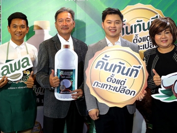 แบรนด์ไทยรายแรกของโลก : วิจัย วิสุทธิไกรสีห์ ประธานเจ้าหน้าที่บริหาร และ ณัฐพล วิสุทธิไกรสีห์
กก.ผจก.บจ.เอเซียติค อุตสาหกรรมเกษตร พร้อมทีมผู้บริหาร ร่วมเปิดตัว “อัมพวา” กะทิแท้
100% ในบรรจุภัณฑ์รูปแบบขวด PET แบรนด์ไทยรายแรกของโลก พร้อมชูจุดเด่นนวัตกรรมล็อกคุณภาพความสดจากต้น โดยมี เชฟน่าน หงษ์วิวัฒน์ เชฟรุ่นใหม่เจ้าของรายการ C.I.Y. Cook It Yourself สาธิตเมนูจากกะทิอัมพวา “ไอศกรีมมะพร้าว” พร้อมเสิร์ฟให้ผู้ชมงานได้ร่วมพิสูจน์ความสดอร่อยภายในงาน THAIFEX 2016 ณ ศูนย์แสดงสินค้าและการประชุม อิมแพค เมืองทองธานี