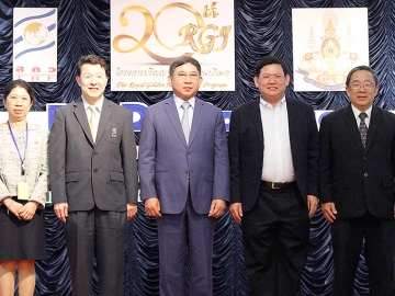 นำเสนอ : พล.อ.อ.ดร.ประจิน จั่นตอง รองนายกรัฐมนตรี เปิดประชุมโครงการปริญญาเอกกาญจนาภิเษก ครั้งที่ 17 โดยมี ดร.สุวิทย์ เมษินทรีย์ รมช.พาณิชย์, ศ.นพ.ไกรสิทธิ์ ตันติศิรินทร์, ศ.นพ.สุทธิพันธ์ จิตพิมลมาศ และ ศ.ดร.ประมวล ตั้งบริบูรณ์รัตน์ ร่วมงาน ที่ โรงแรมจอมเทียนปาล์มบีชฯ พัทยา