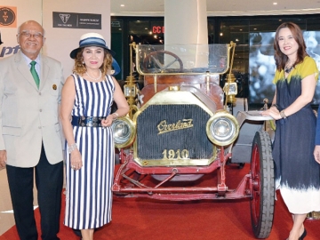 มรดกยานยนต์ : ขวัญชัย ปภัสร์พงษ์ นายกสมาคมรถโบราณแห่งประเทศไทย และ รัตนา อนันทนุพงศ์ ผอ.ด้านการตลาด ศูนย์การค้าฟิวเจอร์พาร์ค ร่วมแถลงข่าวจัดงาน “ประกวดรถโบราณ ครั้งที่ 40” ระหว่าง 15-19 มิ.ย. 59 ที่ สเปลล์ แอท ฟิวเจอร์พาร์ค