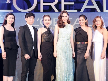 สวยซึ้งตรึงตา : วันเพ็ญ แก้วนาเส็ง ผอ.ฝ่ายการตลาด ผลิตภัณฑ์ลอรีอัล ปารีส จัดงาน “It’s Our Cannes 2016 the Red Carpet Experience the Finale” นำเรื่องราวและความสำเร็จจากพรมแดงเมืองคานส์มาที่เมืองไทย ที่ ศูนย์การค้าเอ็มควอเทียร์