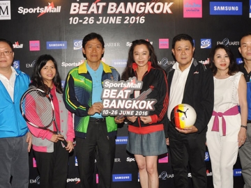 ศูนย์รวมด้านกีฬา : อัจฉรา อัมพุช รองประธานกรรมการบริหารอาวุโส บจก.เดอะมอลล์ กรุ๊ป เปิดงาน “SPORTS MALL BEAT BANGKOK 2016” กิจกรรมกีฬาสุดท้าทายเทรนด์ใหม่ให้ชมและร่วมแข่งขันชิงรางวัลมากมาย โดยรวมแบรนด์ด้านกีฬาถึง 300 แบรนด์ให้เลือกอย่างจุใจ ที่สปอร์ตมอลล์ ดิ เอ็มดิสทริค