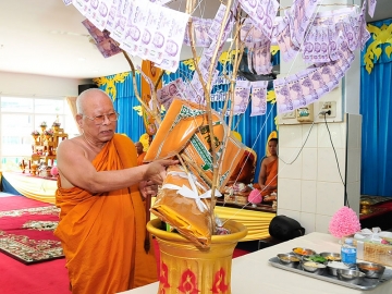 พระราชวรญาณโสภณ (ชุบ เขมงฺกโร) เจ้าอาวาสวัดธาตุทอง พระอารามหลวง เป็นประธานฝ่ายสงฆ์ร่วมประกอบพิธี