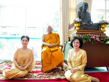 ผาณิต พูนศิริวงศ์ และ ยุพา ล่ำซำ ร่วมนมัสการพระราชวรญาณโสภณ(ชุบ เขมงฺกโร) เจ้าอาวาสวัดธาตุทอง