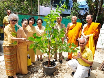 พระราชวรญาณโสภณ(ชุบ เขมงฺกโร) เจ้าอาวาสวัดธาตุทอง พร้อมด้วย โพธิพงษ์-ยุพา ล่ำซำ, สุพินดา 
โชคชัยนิรันดร์, ผาณิต พูนศิริวงศ์ และ ธนาลัย ลิมปรัตนคีรี ผอ.โรงเรียนอนุบาลวัดธาตุทอง ประธานคณะกรรมการดำเนินงาน ร่วมกันปลูกต้นโพธิ์