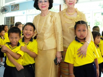 ยุพา ล่ำซำ และ สุพินดา โชคชัยนิรันดร์ ร่วมถ่ายภาพกับน้องๆ นักเรียนโรงเรียนอนุบาลวัดธาตุทอง