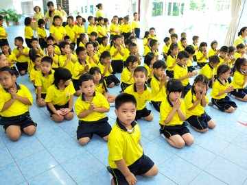นักเรียนอนุบาลเข้าร่วมสวดมนต์อย่างพร้อมเพรียง