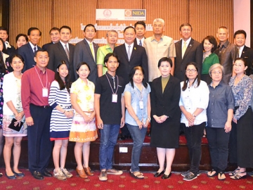 เตรียมความพร้อม : พล.ต.อ.อดุลย์ แสงสิงแก้ว รัฐมนตรีว่าการกระทรวงการพัฒนาสังคมและความมั่นคงของมนุษย์ เป็นประธานเปิดโครงการเตรียมความพร้อมผู้หญิงไทยก่อนเดินทางไปต่างประเทศ โดยมี สุชาติ เกตุนวม ผู้จัดการทั่วไป โรงแรมแอมบาสซาเดอร์ กรุงเทพฯ ต้อนรับ