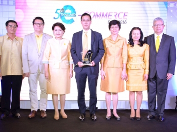 ดีเด่น : ดร.ธรรม์ จิราธิวัฒน์ รองกรรมการผู้จัดการใหญ่อาวุโส ธุรกิจออนไลน์ บริษัท ซีโอแอล จำกัด (มหาชน) รับรางวัล “Best of The Best e-Commerce Website Award 2016” จาก ผ่องพรรณ เจียรวิริยะพันธ์ อธิบดีกรมพัฒนาธุรกิจการค้า ในงาน e-BIZ Expo 2016 ณ ศูนย์การประชุมแห่งชาติสิริกิติ์