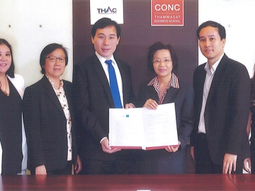 ร่วมมือ : พสิษฐ์ อัศววัฒนาพร ผู้อำนวยการ ที เอช เอ ซี สถาบันอนุญาโตตุลาการ ลงนามความร่วมมือร่วมกับ ศ.ดร.ศิริลักษณ์ โรจนกิจอำนวย คณบดี คณะพาณิชยศาสตร์และการบัญชี มหาวิทยาลัยธรรมศาสตร์ จัดหลักสูตร “Business Relation and Dispute Management” เพื่อให้ความรู้เกี่ยวกับการระงับข้อพิพาททางเลือก ณ มหาวิทยาลัยธรรมศาสตร์ ท่าพระจันทร์