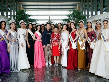 สาวงามทั่วไทย : ณวัฒน์ อิสรไกรศีล ประธาน บจก.ฮอลิเดย์ เทเลวิชั่น จัดแฟชั่นโชว์ “มิสแกรนด์ไทยแลนด์ 2016” ที่โรงแรมโนโวเทล สุวรรณภูมิ แอร์พอร์ต โดยมี พรรณพิมล วงศ์ทองศรี ผู้ช่วย กก.ผจก.ยูนิเวอร์แซล ฮอสพิแทลลิที ต้อนรับผู้เข้าประกวด ซึ่งรอบตัดสิน 26 มิ.ย.นี้ ที่อินดอร์สเตเดี้ยม หัวหมาก