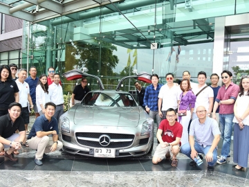 นัด...ซันเดย์บรั้นช์ : สยาม เศรษฐบุตร ประธานเมอร์เซเดส-เบนซ์ คลับ (ประเทศไทย) นัดสังสรรค์สมาชิก ที่ ห้องอาหารเดอะสแควร์ โรงแรมโนโวเทล สุวรรณภูมิ แอร์พอร์ต โดยมี นฤมล เฑียรฆโรจนกุล ผจก.ฝ่ายสื่อสารการตลาด ร่วมต้อนรับแขก อาทิ พจน์ วิจิตรานนท์, นิศานาถ ตะเวทิกุล และ ชูเดช เตชะไพบูลย์