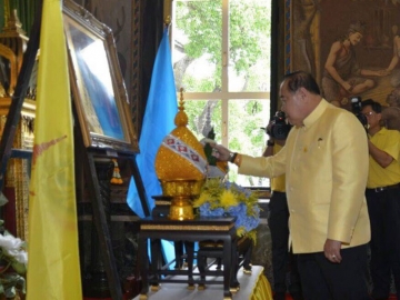 พล.อ.ประวิตร วงษ์สุวรรณ รองนายกรัฐมนตรี เปิดกรวยถวายราชสักการะพระบรมฉายาลักษณ์ พระบาทสมเด็จพระเจ้าอยู่หัว และ สมเด็จพระนางเจ้าสิริกิติ์ พระบรมราชินีนาถ