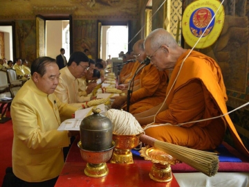 พล.อ.ประวิตร วงษ์สุวรรณ รองนายกรัฐมนตรี และประธานในพิธีเปิดโครงการไถ่ชีวิตโค-กระบือ พร้อมด้วย ศ.พิเศษ พรเพชร วิชิตชลชัย ประธาน สนช., พล.อ.อุดมเดช สีตบุตร รมช.กระทรวงกลาโหม, ร.อ.ทินพันธุ์ นาคะตะ ประธานสภาขับเคลื่อนการปฏิรูปประเทศ, พล.ร.อ.ศิษฐวัชร วงษ์สุวรรณ ประธานคณะกรรมการโครงการไถ่ชีวิตโค-กระบือ, สมพล เกียรติไพบูลย์ ประธานอนุกรรมการฝ่ายหาทุน และคณะกรรมการร่วมในพิธีทางศาสนา