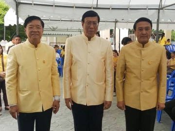 พล.ร.อ.ศิษฐวัชร วงษ์สุวรรณ ประธานคณะกรรมการโครงการไถ่ชีวิตโค-กระบือ พร้อมด้วย ศ.พิเศษ พรเพชร 
วิชิตชลชัย ประธานสภานิติบัญญัติแห่งชาติ และ พล.อ.อุดมเดช สีตบุตร รมช.กระทรวงกลาโหม