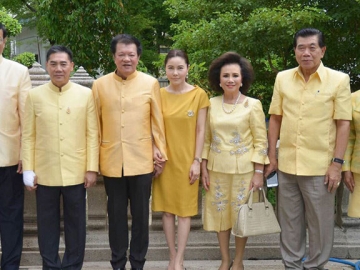 ศ.พิเศษ พรเพชร วิชิตชลชัย, พล.ต.อ.จักรทิพย์ ชัยจินดา ผบ.ตร., พล.อ.นพดล อินทปัญญา,อุไร-อนันตชัย คุณานันทกุล และ ฉัตรสุดา จันทร์ดียิ่ง