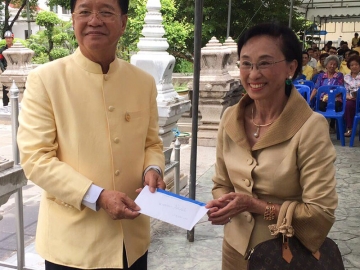 อารยา วิชิตชลชัย ภริยาประธาน สนช. ร่วมบริจาคสมทบทุนไถ่ชีวิตโค-กระบือ กับประธานโครงการ