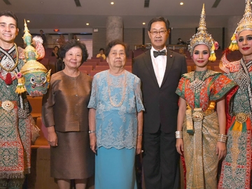 มรดกไทย : ม.ร.ว.ปรีดิยาธร เทวกุล ปธ.กก.มูลนิธิคึกฤทธิ์ 80ฯ และ พล.ต.หญิง ท่านผู้หญิงนิออน สนิทวงศ์ ณ อยุธยา รอง ปธ.กก.จัดการแสดง “โขนรามเกียรติ์ ชุดทศกัณฐ์ยกรบ-หนุมานชูกล่อง-พระรามคืนนคร” เฉลิมพระชนมพรรษา 7 รอบ สมเด็จพระนางเจ้าฯ พระบรมราชินีนาถ ณ ศูนย์วัฒนธรรมแห่งประเทศไทย