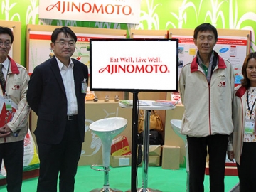 ช่วยดูแลโลก : มร.โทะรุ นะกะมูระ รอง กก.ผจก.ใหญ่ บริษัท อายิโนะโมะโต๊ะ(ประเทศไทย) จำกัด เยี่ยมชมบูธซึ่งจัดแสดงนวัตกรรมสินค้าที่เป็นมิตรต่อสิ่งแวดล้อม ในงาน “อุตสาหกรรมรักษ์สิ่งแวดล้อมและพลังงานนานาชาติ ประจำปี 2559” จัดโดย สภาอุตสาหกรรมแห่งประเทศไทย ที่ศูนย์ฯไบเทค บางนา