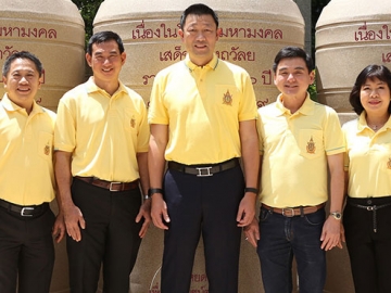 “ถังน้ำใจ เฉลิมพระเกียรติ 70 ปีครองราชย์” : มร.ฟิลิป เชียง ชอง แทน ปธ.จนท.บห.บมจ.อินทัช โฮลดิ้งส์ และ สมชัย เลิศสุทธิวงค์ ปธ.จนท.บห.บมจ.แอดวานซ์ อินโฟร์ เซอร์วิส, ไพบูลย์ ภานุวัฒนวงศ์ ปธ.จนท.บห.บมจ.ไทยคม และ อนันต์ แก้วร่วมวงศ์ ปธ.จนท.บห.บมจ.ซีเอส ล็อกซอินโฟ จัดทำถังเก็บน้ำขนาด 2,200 ลิตร จำนวน 170 ถัง พร้อมฐาน เพื่อนำไปติดตั้งและมอบให้ประชาชนในพื้นที่ทุรกันดารที่ประสบปัญหาภัยแล้งทั่วประเทศ ช่วยเหลือและบรรเทาความเดือดร้อนของผู้ประสบภัย