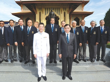 แสดงความยินดี : ฯพณฯ พลากร สุวรรณรัฐ องคมนตรี, ม.ล.จิรเศรษฐ ศุขสวัสดิ์, ดร.ชินภัทร ภูมิรัตน, พัลลภ นาคพิทักษ์, พล.ต.ต.เจตนากร นภีตะภัฏ, พล.ต.ต.จักร จักษุรักษ์, รศ.ดร.อนุมงคล ศิริเวทิน, จุลสิงห์ วสันตสิงห์, ลอยเลื่อน บุนนาค, วิเชฐ ตันติวานิช, วราห์ สุจริตกุล และ ดร.สาโรจน์ ลีสวรรค์ อดีตผู้บังคับการ ร่วมแสดงความยินดี กับ ผศ.สุรวุธ กิจกุศล ในโอกาสได้รับพระบรมราชโองการแต่งตั้งเป็นผู้บังคับการ โรงเรียนวชิราวุธวิทยาลัย คนที่ 10 ณ หอประชุมวชิราวุธวิทยาลัย